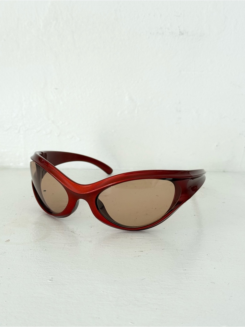 red wraparound oval sunglasses ✧